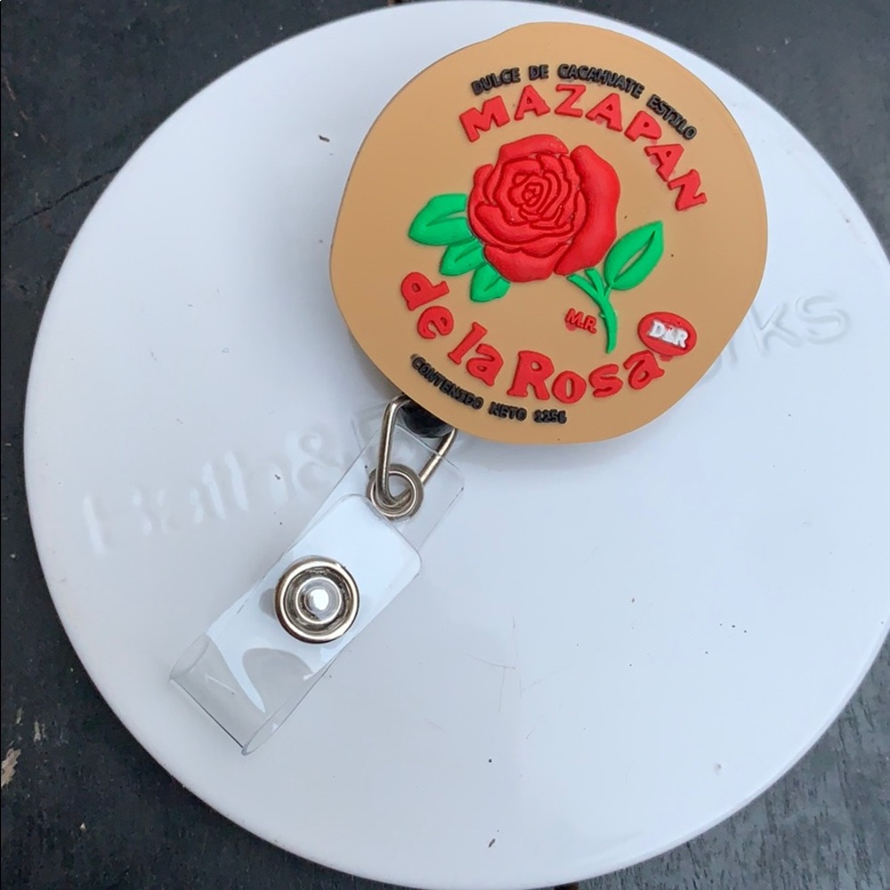 Mazapán badge reel